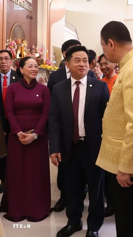 Tổng lãnh sự Việt Nam tại Khon Kaen Đinh Hoàng Linh giới thiệu với các đại biểu tại Triển lãm tranh "Tấm lòng họa sỹ Đào Trọng Lý với Bác Hồ." (Ảnh: Huy Tiến/TTXVN)