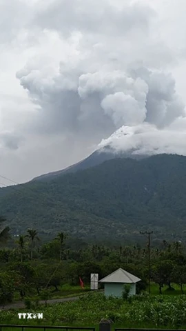 Núi lửa Lewotobi Laki-Laki ở Đông Flores, tỉnh Đông Nusa Tenggara, Indonesia. (Ảnh: THX/TTXVN)