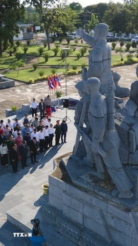 Các đại biểu Việt Nam-Lào tại tượng đài Liên minh chiến đấu Lào-Việt Nam, tỉnh Khammouane (Lào). (Ảnh: Đỗ Bá Thành/TTXVN)
