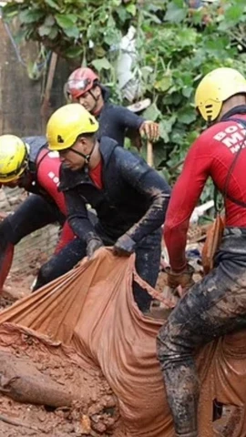 Các đội cứu hộ tại hiện trường lở đất ở khu phố Bethania, Ipatinga, tiểu bang Minas Gerais (Brazil), ngày 12/1/2025. (Nguồn: Daily Mail)