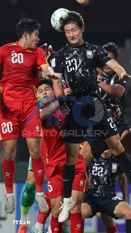 Võ Anh Quân (số 20) U23 Việt Nam cản phá pha đánh đầu của cầu thủ U23 Hàn Quốc. (Ảnh: AFC/TTXVN)