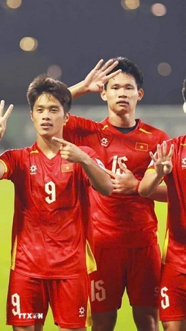 Các cầu thủ U23 Việt Nam ăn mừng bàn thắng mở tỷ số của Quốc Việt vào lưới U23 Hàn Quốc trong trận tranh hạng ba Vòng Chung kết U23 châu Á, tối 23/1/2026. (Ảnh: AFC/TTXVN)