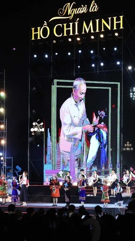 Chương trình nghệ thuật đặc biệt "Người là Hồ Chí Minh" do Ban Tuyên giáo và Dân vận Trung ương chủ trì tổ chức tại Quảng trường Ba Đình (Hà Nội), tối 18/5/2025. (Ảnh: Thống Nhất/TTXVN)