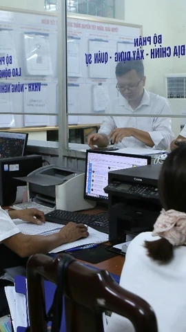 Bộ phận tiếp nhận và trả kết quả phường Trần Hưng Đạo, thành phố Nam Định giải quyết thủ tục hành chính cho người dân. (Ảnh: Công Luật/TTXVN)