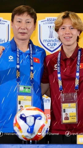 Huấn luyện viên Kim Sang Sik và tiền vệ Viktor Le tham dự họp báo trước trận chung kết. (Nguồn: VFF)