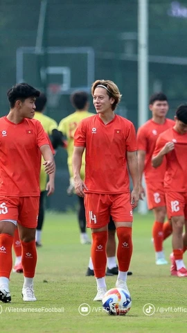 Các cầu thủ đội tuyển U23 Việt Nam có buổi tập trên sân vận động Lapangan tại Thủ đô Jakarta vào chiều 28/7. (Nguồn: VFF)