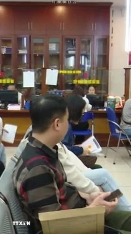 Người dân đến làm thủ tục đất đai tại Chi nhánh Văn phòng đăng ký đất đai quận Hà Đông (Hà Nội). (Ảnh: TTXVN phát)