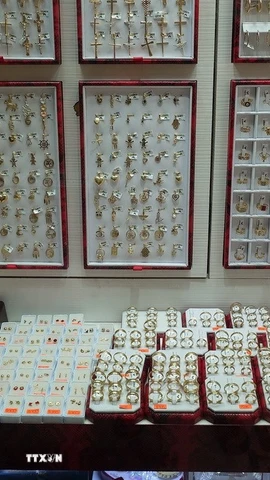 Vàng và kim loại quý trưng bày trong một cửa hàng tại khu vực phố cổ Thủ đô Mexico City (Mexico). (Ảnh: Phi Hùng/TTXVN)