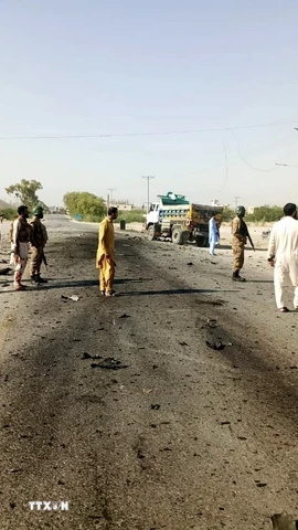 Hiện trường một vụ tấn công nhằm vào xe buýt chở học sinh tại quận Khuzdar, tỉnh Balochistan, Tây Nam Pakistan, ngày 21/5/2025. (Ảnh minh họa: THX/TTXVN)