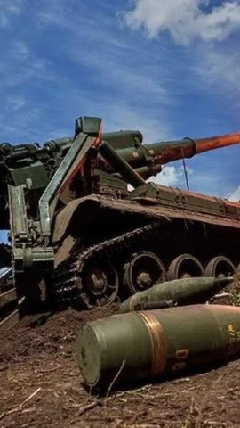 Quân nhân Ukraine nã pháo tự hành 2S7 Pion tại vùng Donetsk về phía mặt trận Nga, ngày 27/9/2024. (Ảnh: Reuters/TTXVN)
