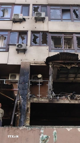 Một toà nhà bị hư hỏng sau vụ không kích của Nga xuống quận Shevchenkivskyi ở Thủ đô Kiev (Ukraine) ngày 21/7/2025. (Nguồn: THX/TTXVN)