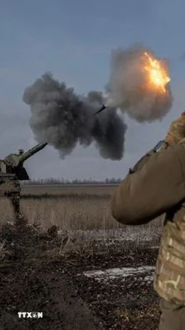 Binh sỹ Ukraine bắn lựu pháo bọc thép 2000 trong cuộc xung đột với Nga gần Bahmut, vùng Donetsk. (Ảnh: Reuters/TTXVN)