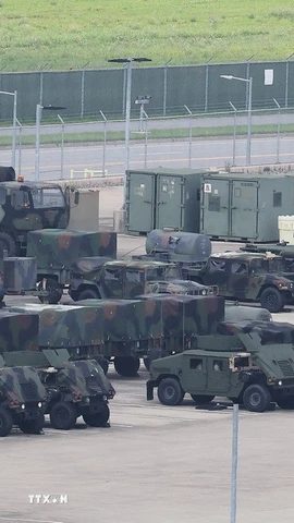 Xe quân sự được triển khai tại căn cứ Humphreys ở Pyeongtaek, phía Nam Thủ đô Seoul, khi Hàn Quốc và Mỹ bắt đầu cuộc tập trận Lá chắn Tự do Ulchi ngày 18/8/2025. (Ảnh: Yonhap/TTXVN)