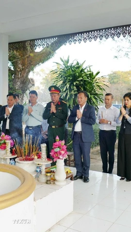 Đoàn dâng hương tại nơi các anh hùng liệt sỹ Việt Nam-Lào hy sinh trong Khu di tích Liên minh chiến đấu Lào-Việt Nam. (Ảnh: Xuân Tú/TTXVN)