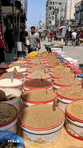 Một quầy bán gia vị trong khu chợ ở Rafah, miền Nam Dải Gaza, tháng 4/2024. (Ảnh: AFP/TTXVN)