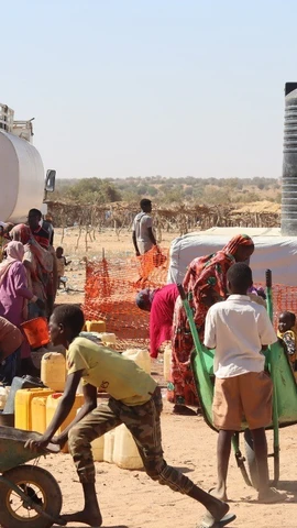 Người tị nạn Sudan sơ tán tránh xung đột sang Adre, Cộng hòa Chad ngày 7/12/2023. (Ảnh: AFP/TTXVN)