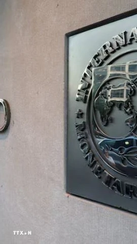 Biểu tượng của Quỹ Tiền tệ Quốc tế bên ngoài trụ sở ở Washington (Mỹ). (Ảnh: Reuters/TTXVN)