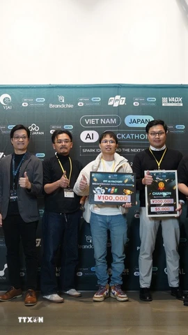 Đội giành giải nhất tại vòng chung kết. (Ảnh: Phạm Tuân/TTXVN)