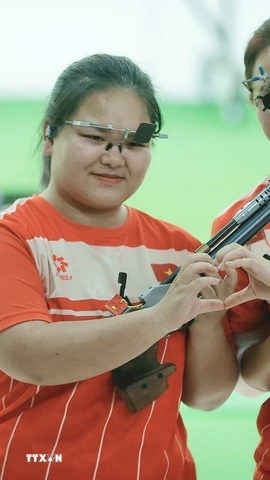 Trịnh Thu Vinh (phải) giành HCV và Nguyễn Thùy Trang giành HCB nội dung cá nhân 10m súng ngắn hơi nữ. Ảnh: Minh Quyết - PV TTXVN tại Thái Lan