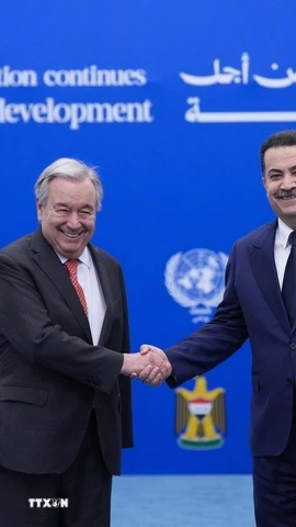 Tổng Thư ký Liên hợp quốc Antonio Guterres (trái) và Thủ tướng Iraq Mohammed Shia al-Sudani tại lễ kết thúc hoạt động của UNAMI ở Baghdad, ngày 13/12/2025. (Ảnh: AA/TTXVN)