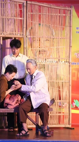 Hoạt cảnh trong vở kịch ngắn "Chuyện của nhà chị Tín." (Ảnh: Xuân Tú/TTXVN)
