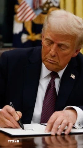 Tổng thống Mỹ Donald Trump ký một sắc lệnh tại Nhà Trắng, Washington D.C. (Ảnh: Getty Images/TTXVN)