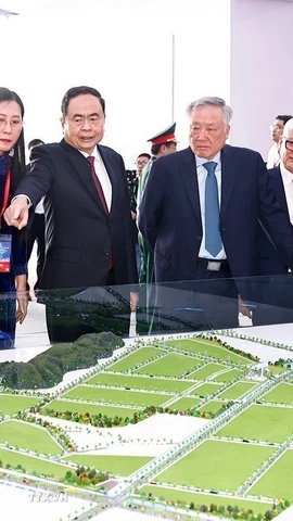 Trong chương trình thăm, làm việc tại tỉnh Quảng Ngãi, sáng 12/3/2025, Chủ tịch Quốc hội Trần Thanh Mẫn dự Lễ động thổ Dự án khu công nghiệp VSIP II Quảng Ngãi. (Ảnh: Doãn Tấn/TTXVN)