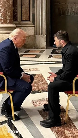 Tổng thống Mỹ Donald Trump (trái) và Tổng thống Ukraine Volodymyr Zelensky tại cuộc gặp ở Vatican ngày 26/4/2025. (Ảnh: AP/TTXVN)