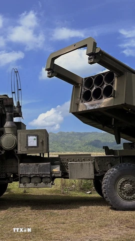 Hệ thống tên lửa pháo binh cơ động đa nòng (HIMARS) của quân đội Mỹ trong một cuộc tập trận thường niên với quân đội Philippines. (Ảnh: AFP/TTXVN)