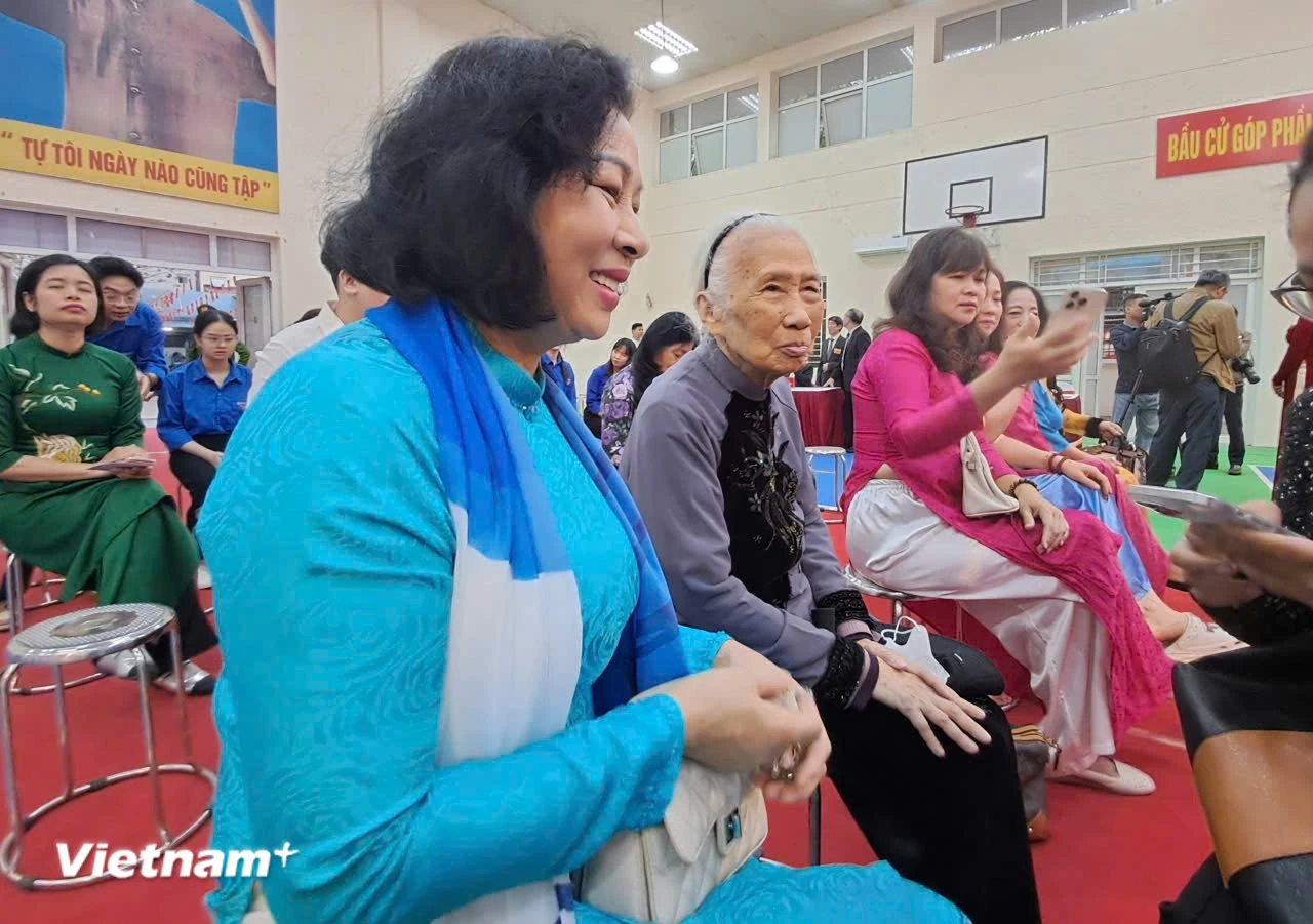 Cử tri Thủ đô hào hứng đi bầu cử, gửi trọn niềm tin và kỳ vọng trên từng lá phiếu