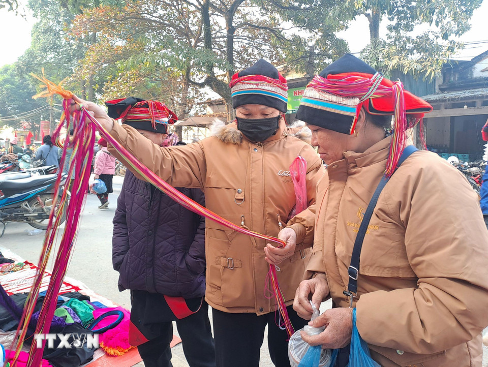 Người dân mua sắm tại chợ vùng cao biên giới Minh Tân (Hà Giang). (Ảnh: Đức Thọ/TTXVN)