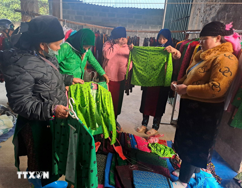 Người dân mua sắm quần áo tại chợ vùng cao biên giới Minh Tân (Hà Giang). (Ảnh: Đức Thọ/TTXVN)