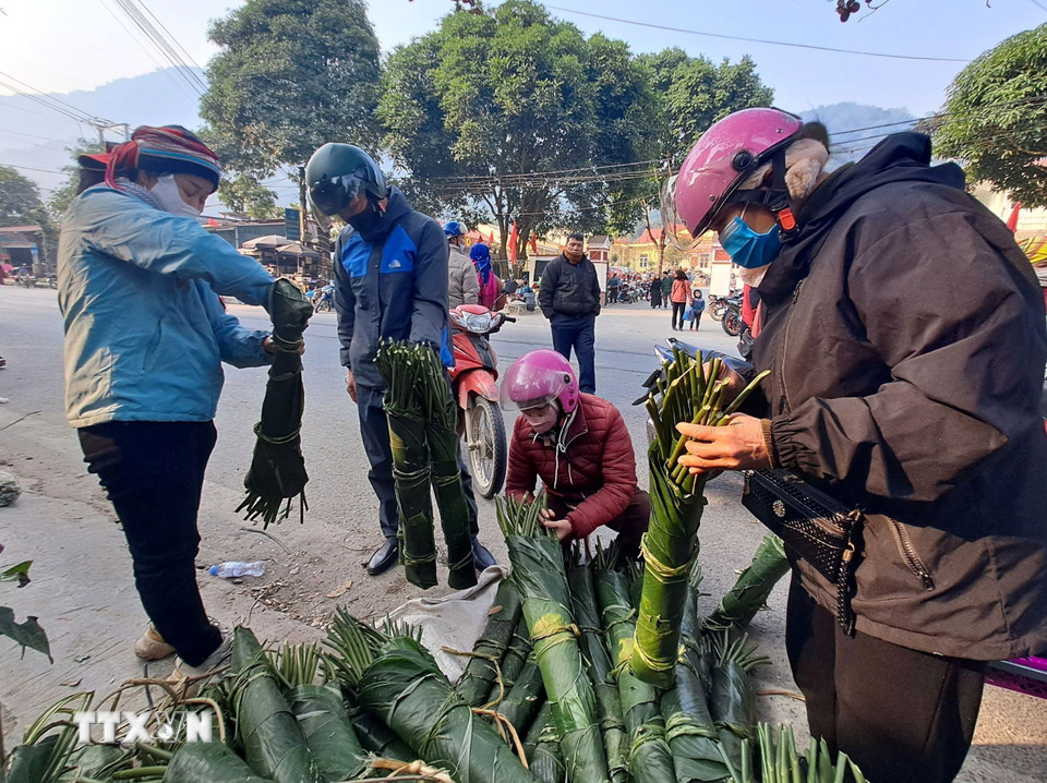 Người dân mua lá dong về gói bánh chưng. (Ảnh: Đức Thọ/TTXVN)