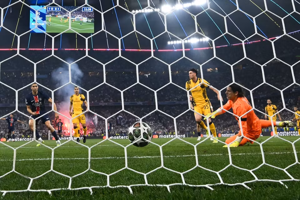 PSG chỉ mất đúng 12 phút để có bàn thắng mở tỷ số. Achraf Hakimi ghi bàn sau tình huống kiến tạo của Désiré Doué. (Nguồn: Getty Images)