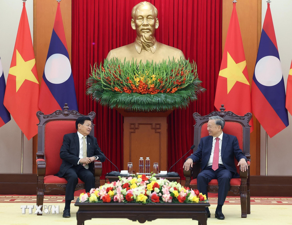 Tổng Bí thư Tô Lâm gặp Tổng Bí thư, Chủ tịch nước Lào Thongloun Sisoulith. (Ảnh: Thống Nhất/TTXVN)