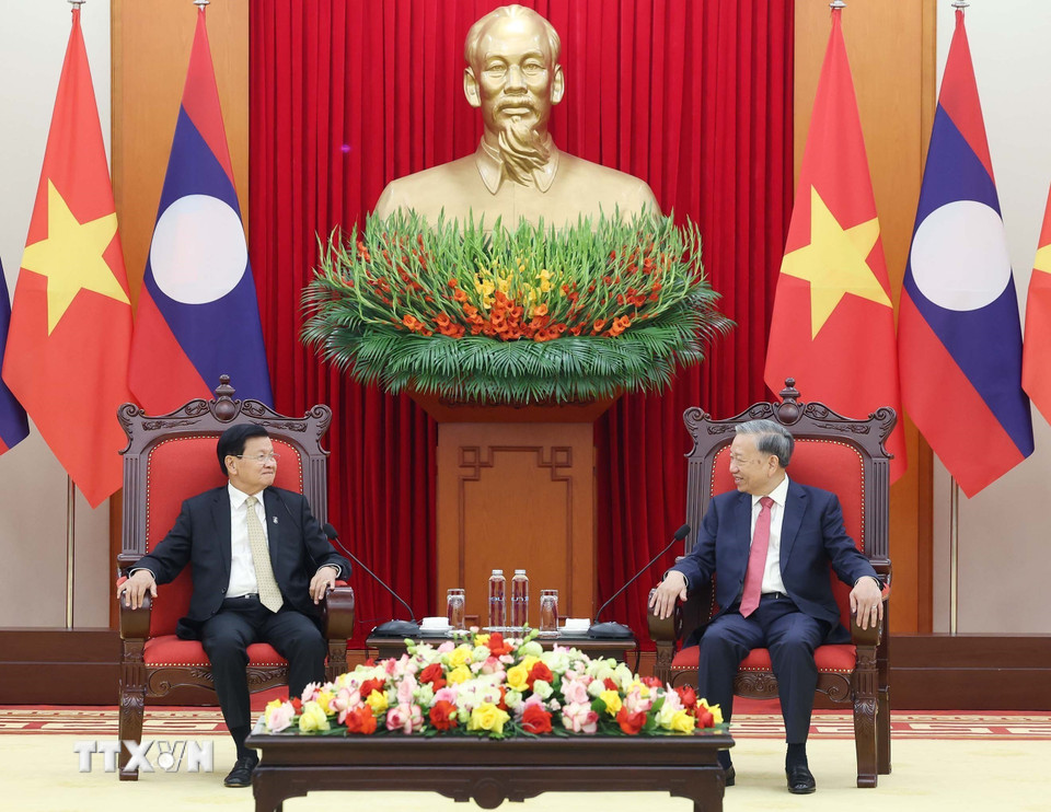Tổng Bí thư Tô Lâm gặp Tổng Bí thư, Chủ tịch nước Lào Thongloun Sisoulith. (Ảnh: Thống Nhất/TTXVN)