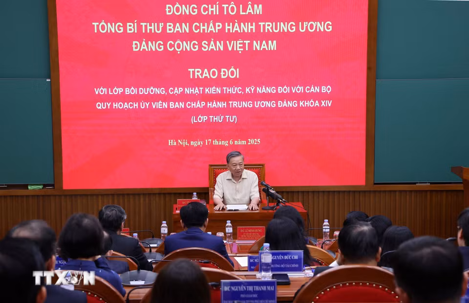 Tổng Bí thư Tô Lâm trao đổi với Lớp Bồi dưỡng cán bộ quy hoạch Ủy viên Trung ương Đảng khóa XIV (Lớp thứ tư). (Ảnh: Văn Điệp/TTXVN)
