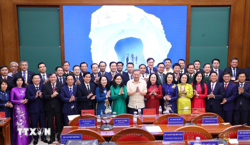 Tổng Bí thư Tô Lâm với các học viên Lớp Bồi dưỡng, cập nhật kiến thức, kỹ năng đối với cán bộ quy hoạch Ủy viên Ban Chấp hành Trung ương Đảng khóa XIV (Lớp thứ tư). (Ảnh: Văn Điệp/TTXVN)