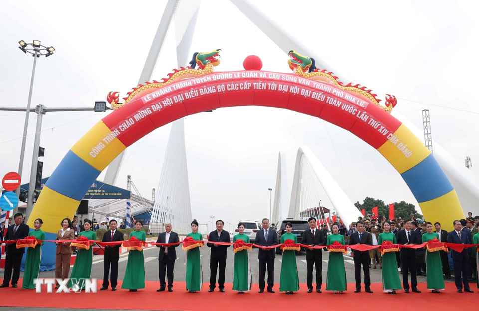 Cũng trong sáng 31/1, Tổng Bí thư Tô Lâm và đoàn công tác Trung ương thực hiện nghi thức khánh thành tuyến đường Lê Duẩn và cầu sông Vân, thành phố Hoa Lư, Ninh Bình. (Ảnh: Thống Nhất/TTXVN)