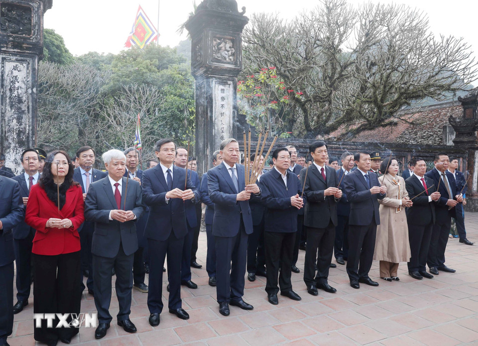 Tổng Bí thư Tô Lâm và đoàn công tác Trung ương dâng hương tại Đền thờ Vua Đinh Tiên Hoàng. (Ảnh: Thống Nhất/TTXVN)