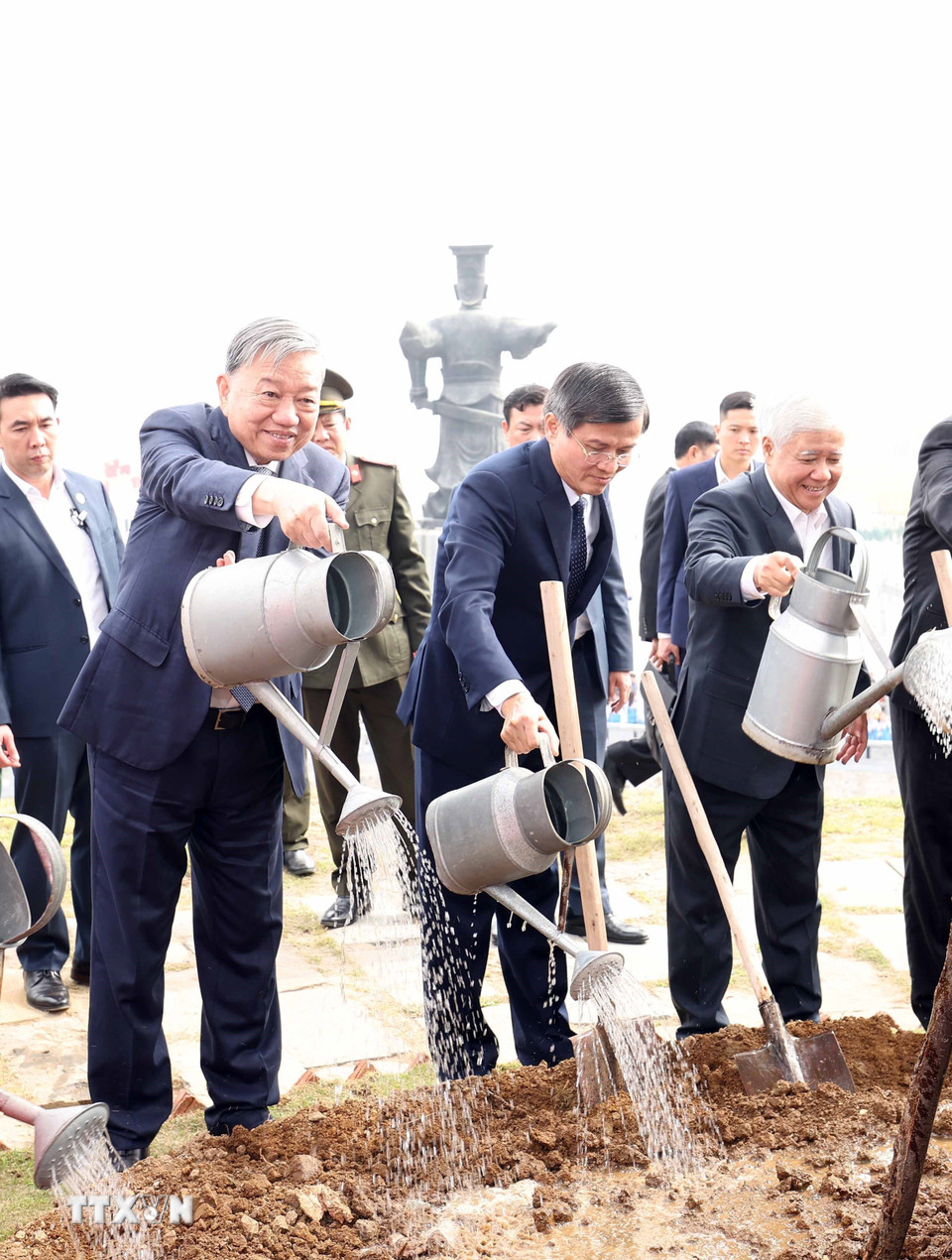 Tổng Bí thư Tô Lâm và đoàn công tác Trung ương dự Lễ phát động “Tết trồng cây đời đời nhớ ơn Bác Hồ” Xuân Ất Tỵ 2025. (Ảnh: Thống Nhất/TTXVN)