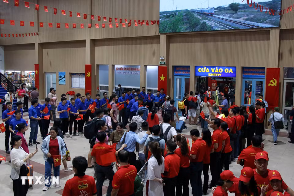 Ga Sài Gòn nhộn nhịp, lung linh trong tối 29/4/2025. (Ảnh: Tiến Lực/TTXVN)