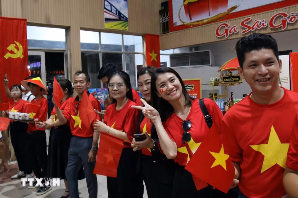 Ngành đường sắt tổ chức đón hành khách lên “Đoàn tàu Thống Nhất”, xuất phát từ ga Sài Gòn tối 29/4/2025. (Ảnh: Tiến Lực/TTXVN)