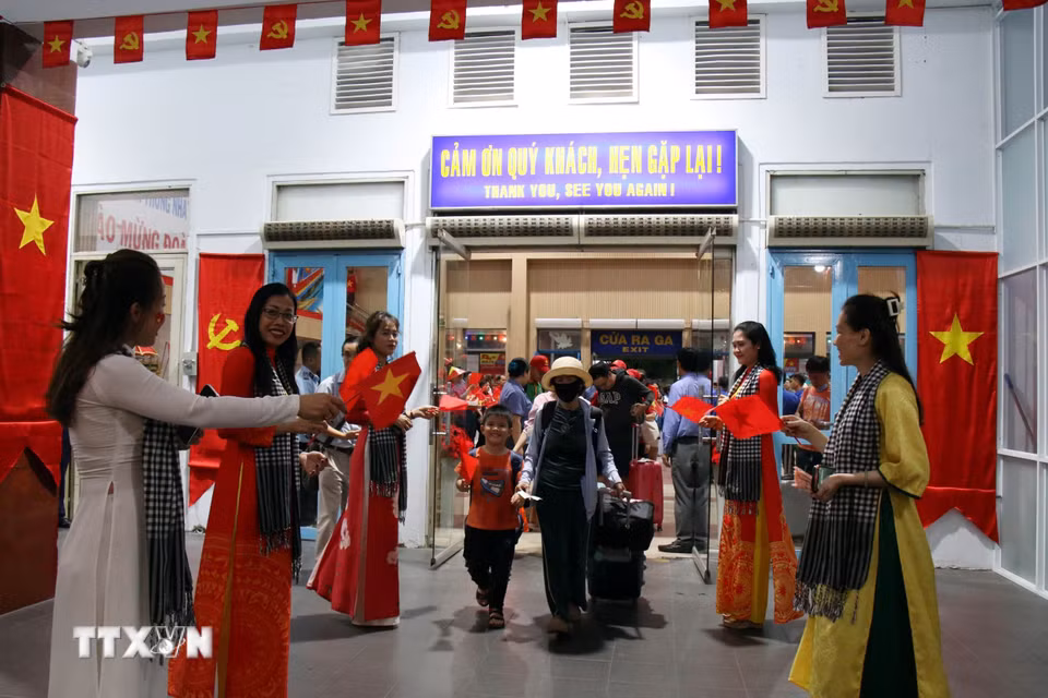 Ngành đường sắt tổ chức đón hành khách lên “Đoàn tàu Thống Nhất”, xuất phát từ ga Sài Gòn tối 29/4/2025. (Ảnh: Tiến Lực/TTXVN)