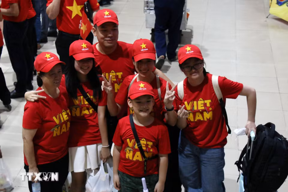Hành khách tươi vui, chuẩn bị lên tàu để bắt đầu kỳ nghỉ lễ. (Ảnh: Tiến Lực/TTXVN)