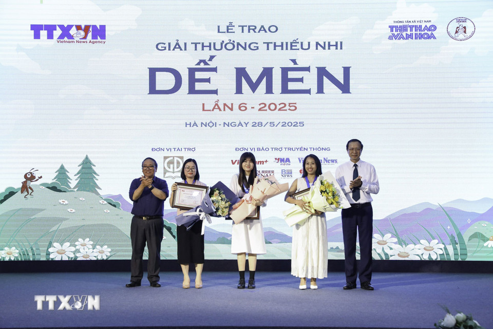 Phó Chủ tịch Hội Nhà văn Việt Nam, Chủ tịch Hội đồng giám khảo Trần Đăng Khoa và Thứ trưởng Bộ Giáo dục và Đào tạo Phạm Ngọc Thưởng trao giải "Khát vọng Dế Mèn" đầu tiên cho các tác giả. (Ảnh: Lê Đông/TTXVN)