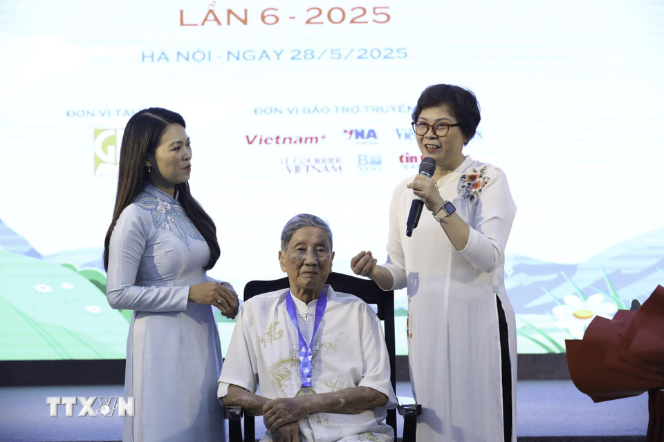 Nhà báo Phạm Hồng Tuyến, con gái Nhạc sỹ Phạm Tuyên chia sẻ cảm xúc tại chương trình. (Ảnh: Lê Đông/TTXVN)