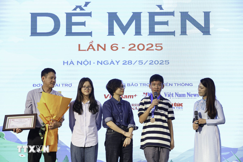 Tác giả nhận giải "Khát vọng Dế Mèn" cho thiếu nhi chia sẻ cảm nhận về giải thưởng. (Ảnh: Lê Đông/TTXVN)