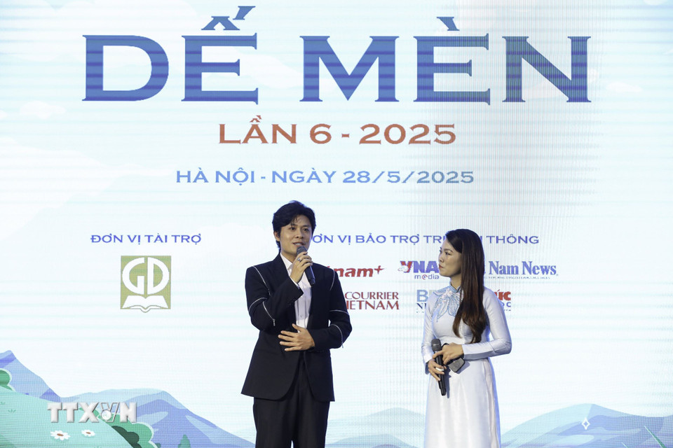 Nhạc sỹ Nguyễn Văn Chung (Đại sứ truyền cảm hứng Dế Mèn) chia sẻ cảm nhận giải thưởng. (Ảnh: Lê Đông/TTXVN)