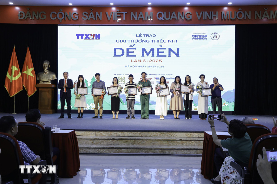 Tổng biên tập Báo Thể thao và Văn hóa (TTXVN) Nguyễn Thiện Thuật và Phó Chủ tịch Hội Nhà văn Việt Nam, Chủ tịch Hội đồng giám khảo Trần Đăng Khoa trao giải Top 10 Chung khảo giải Dế Mèn lần thứ 6 - năm 2025. (Ảnh: Lê Đông/TTXVN)